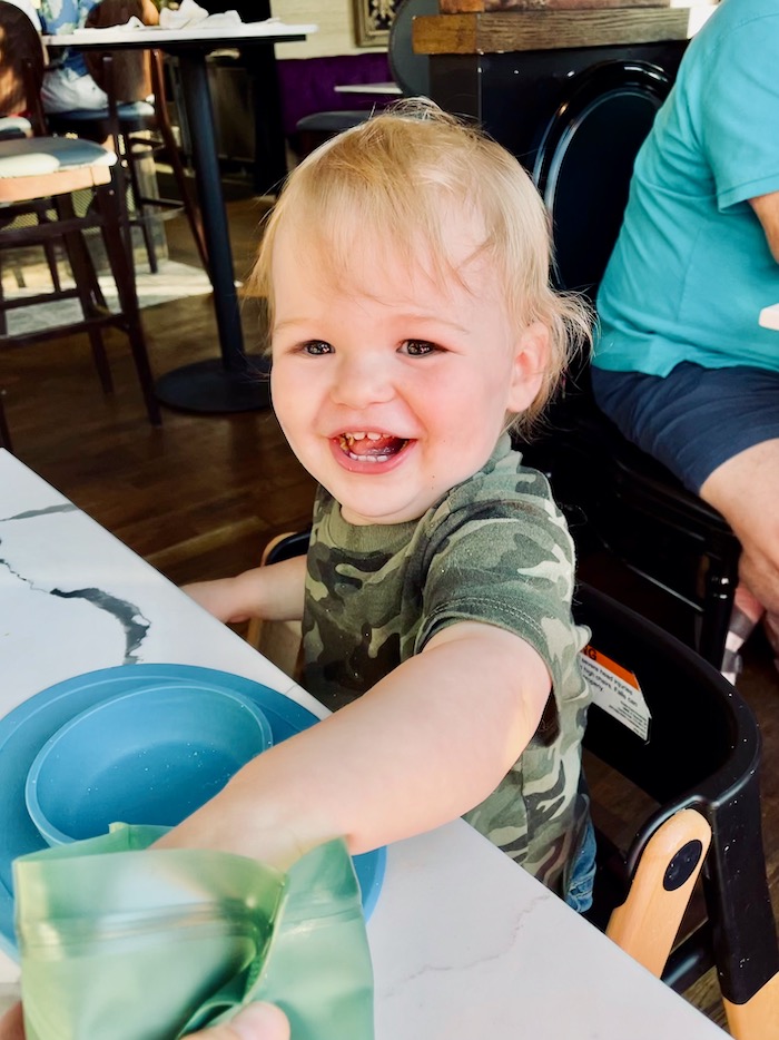 Tips for keeping a toddler happy at a restaurant without screen time