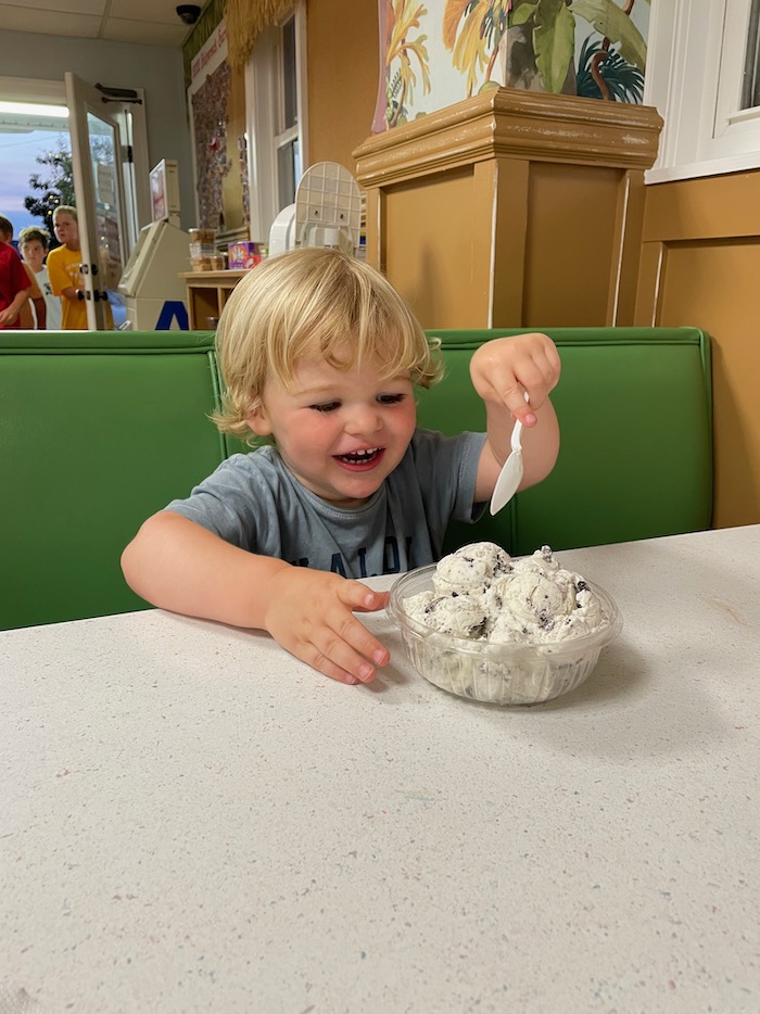 Tips for keeping a toddler happy at a restaurant without screen time