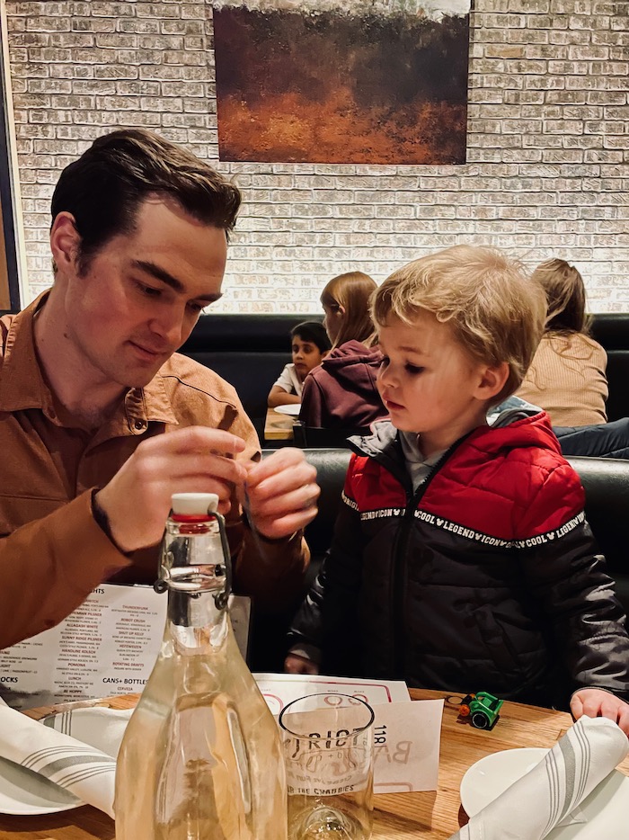 Tips for keeping a toddler happy at a restaurant without screen time