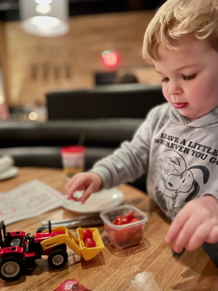 Tips for keeping a toddler happy at a restaurant without screen time