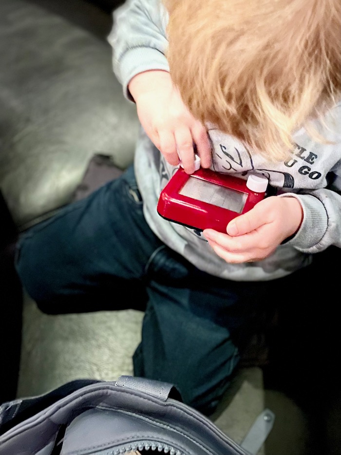 Tips for keeping a toddler happy at a restaurant without screen time