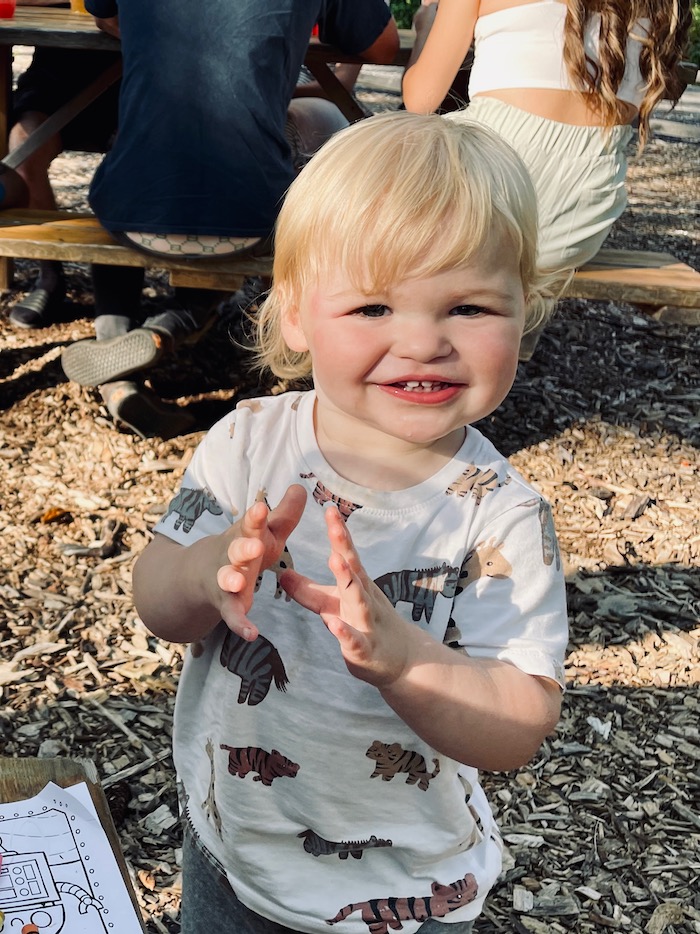 Tips for keeping a toddler happy at a restaurant without screen time