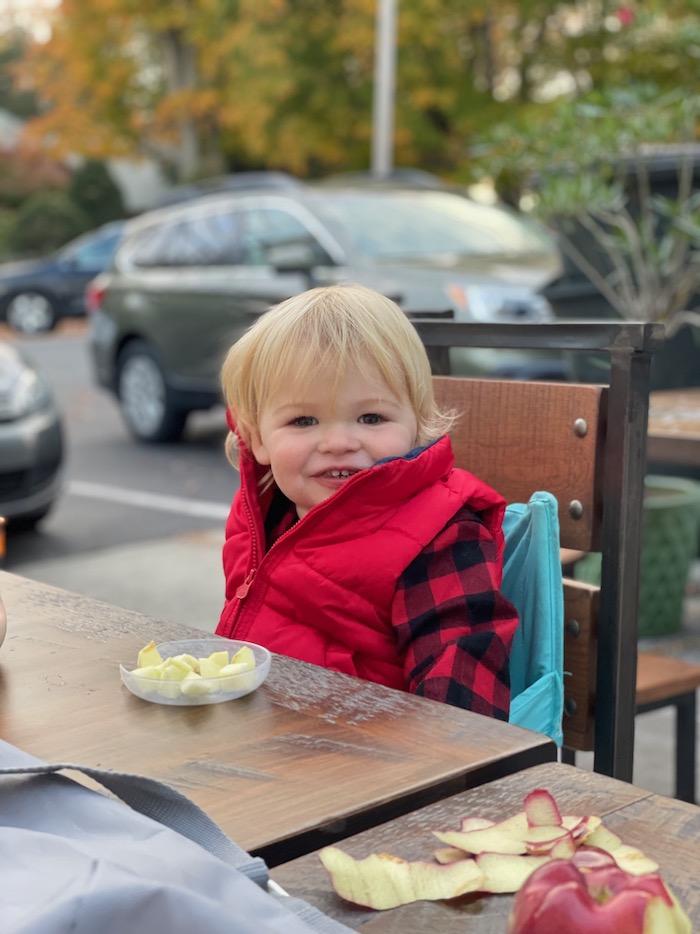 Tips for keeping a toddler happy at a restaurant without screen time